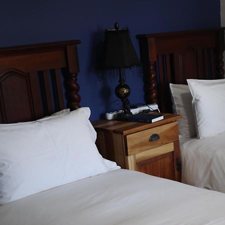 The Boston Guest House Беллвілл Екстер'єр фото